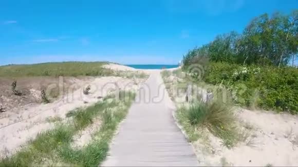在Holzweg波罗的海沙丘草地沙丘海滩上空拍照视频的预览图