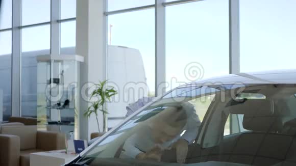 买家汽车展示拇指汽车业务汽车销售技术和人的概念快乐的男性客户车展或视频的预览图