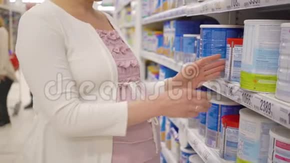 超市里选择奶粉的孕妇视频的预览图