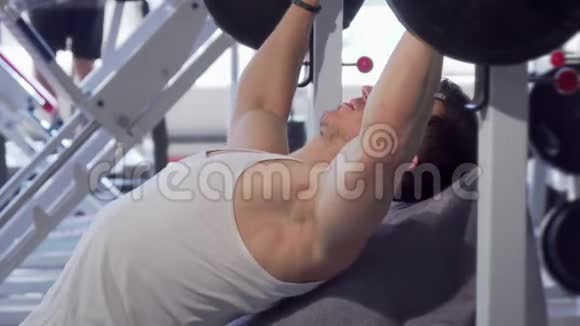 帅哥肌肉男在健身房做长凳按压视频的预览图