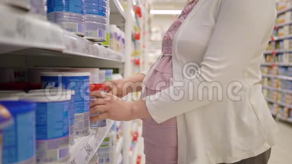 超市里选择奶粉的孕妇视频的预览图