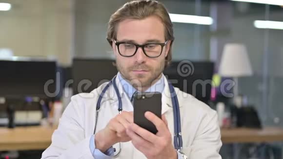 利用智能手机上网的医生画像视频的预览图