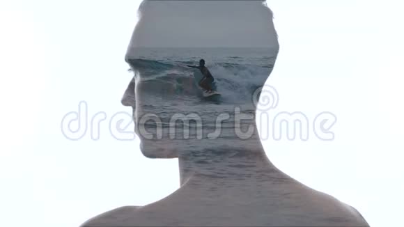 沉思的人与海浪的肖像双重论述视频的预览图
