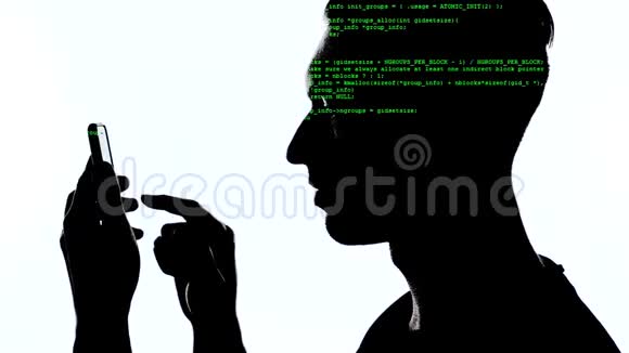 黑客使用带有绿色代码的智能手机的双重曝光智能手机男程序员双重阐述视频的预览图