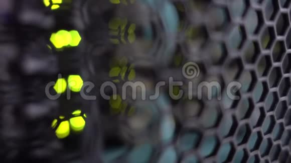 现代服务器机架的网格门服务器硬件组网视频的预览图
