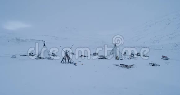 西伯利亚生活的完美景观在外面的蒙古包雪橇和驯鹿营地进行特写视频的预览图
