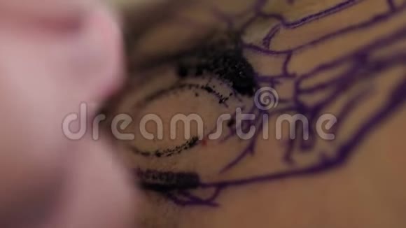 刺青机在女孩的皮肤上注入黑色墨水视频的预览图