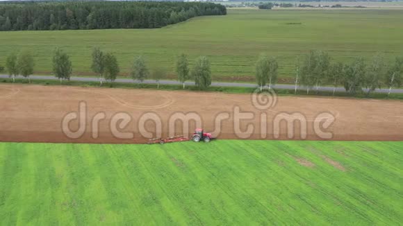 拖拉机耕地种植作物气景绿色农业田视频的预览图