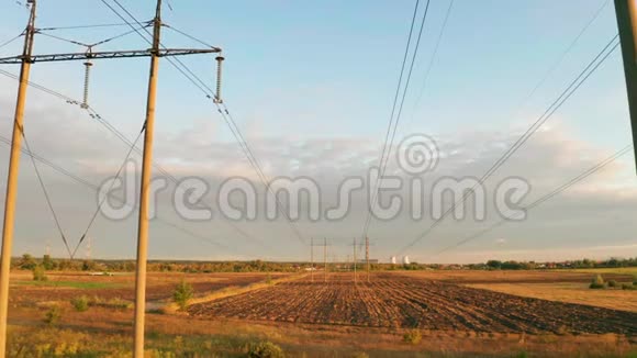日落时的电力塔和高压电力线视频的预览图