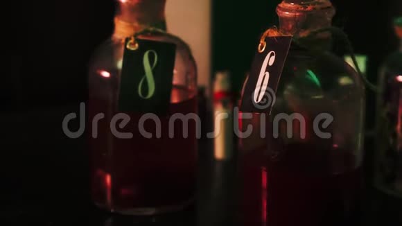 实验室玻璃器皿中五颜六色的液体实验室里的烧杯和烧瓶视频的预览图