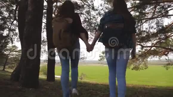 女游客穿过森林带背包的性感女性旅行者把手臂伸直享受自由视频的预览图