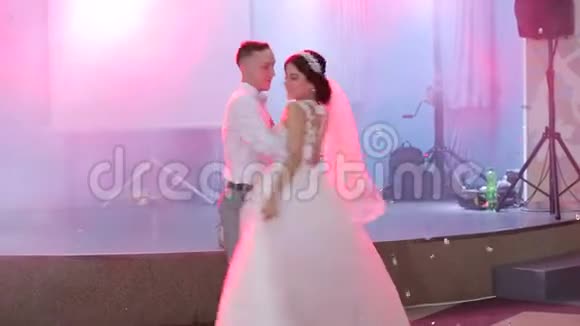 温柔性感的情侣在美丽的大厅里的婚礼上跳舞视频的预览图