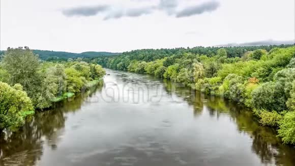 河流和云层经过时间流逝视频的预览图