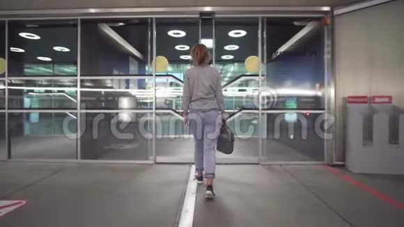 女旅客核对登机牌机票及航班时刻表信息视频的预览图