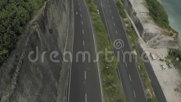巴厘岛山区的沥青道路4K无人机飞行视频的预览图