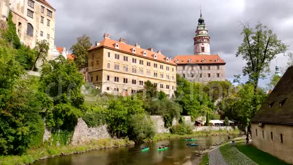 靠近水的切斯基克鲁姆洛夫城堡视频的预览图