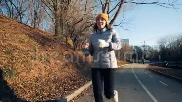 一个假手女孩的慢跑过程视频的预览图