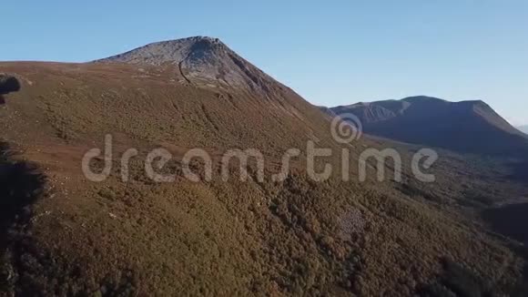 挪威山区上空的空中镜头视频的预览图