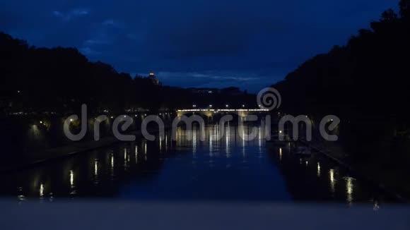 意大利罗马朱塞佩马齐尼桥和菲乌米特维尔河之夜视频的预览图