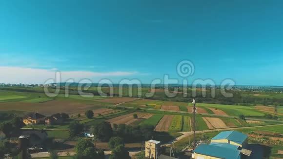 空中俯瞰乡村地区拥有令人惊叹的景观和丰硕的田野4K视频的预览图