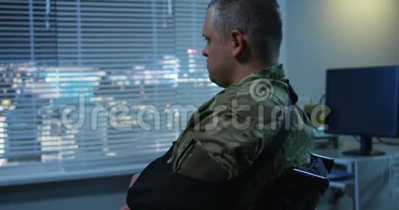 士兵们在医院探望他们的同伴视频的预览图