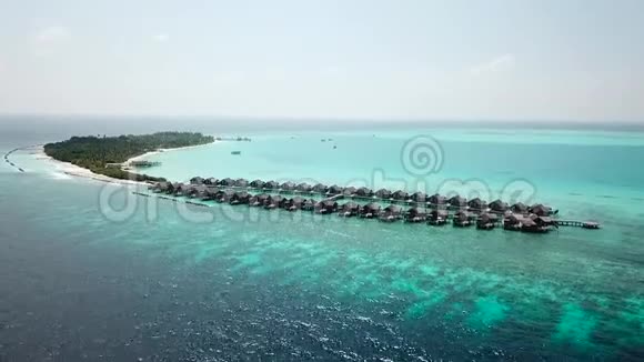 无人驾驶飞机俯瞰马尔代夫热带岛屿印度洋视频的预览图