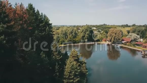空中景色森林中的湖泊海岸上的房屋乌克兰视频的预览图