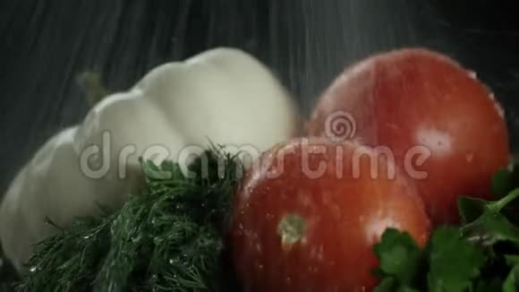 在视频中我们看到了一个白色的南瓜西红柿和绿色水从上面喷出然后停止黑色视频的预览图