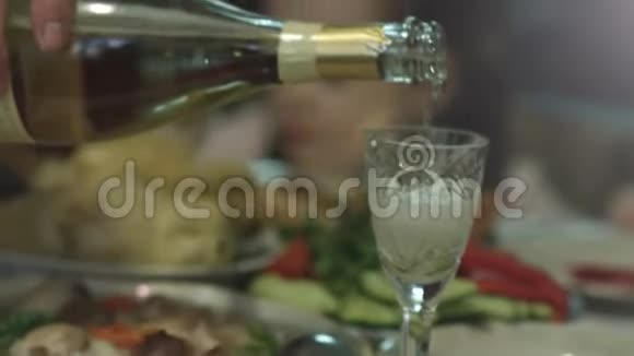 男性手捧瓶香槟酒斟杯传统的庆祝理念视频的预览图