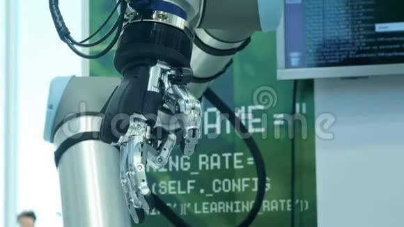 我们之间的新技术机器人手旋转和移动挤压和松开手指光明的科学视频的预览图