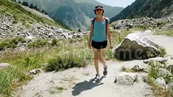女游客走过山上的石谷慢动作视频的预览图