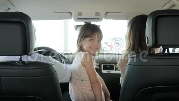 家庭继续旅行汽车旅行新汽车中快乐的人的肖像游客父母和孩子视频的预览图
