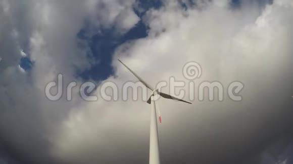 风力涡轮机和云层移动视频的预览图