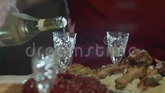 男性手捧瓶香槟酒斟杯传统的庆祝理念视频的预览图