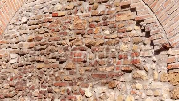 意大利古代典型的房子墙是用石头和砖块做的有窗户和路灯视频的预览图