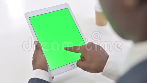 用彩色按键屏幕平板电脑观看非洲男子的后视图视频的预览图