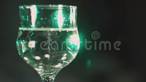 圣诞节新年假日在闪烁的彩灯背景下香槟杯中的气泡视频的预览图