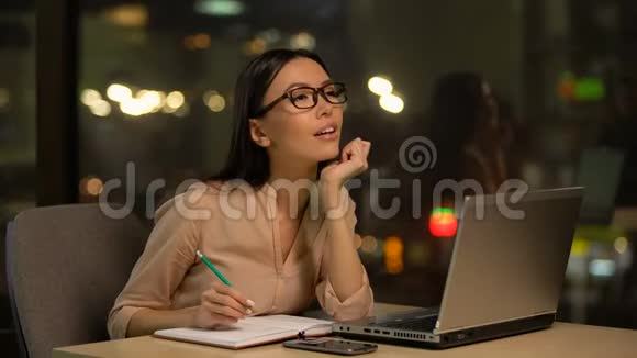 有灵感的女人在笔记本上写创业创意梦想自己的事业视频的预览图