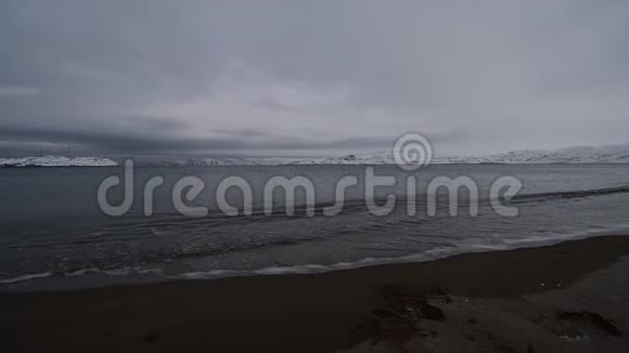 北冰洋的海岸海浪漂浮在沙质的海岸上灰暗的天空视频的预览图