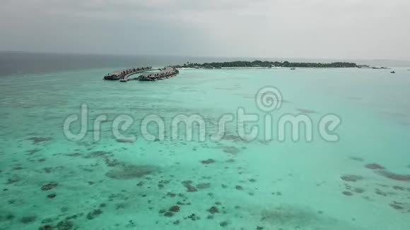 马尔代夫热带岛屿度假胜地豪华超水别墅的鸟瞰图视频的预览图