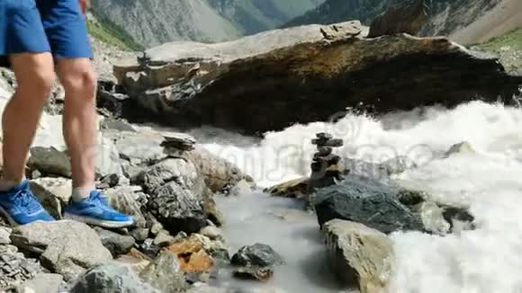 一位游客从近山河的掌心喝水视频的预览图