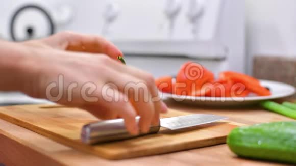 女人用菜刀在木板上切鲜番茄视频的预览图
