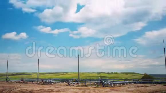 炼油厂大楼地面的天然气和石油管道视频的预览图