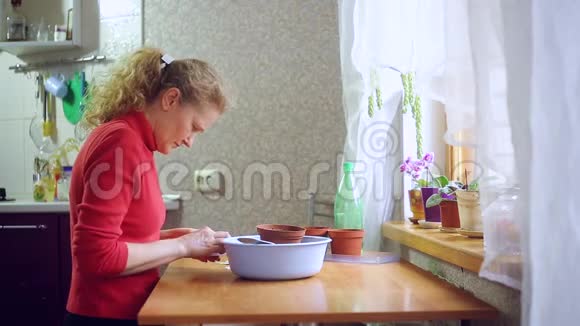 女人在锅里播种视频的预览图