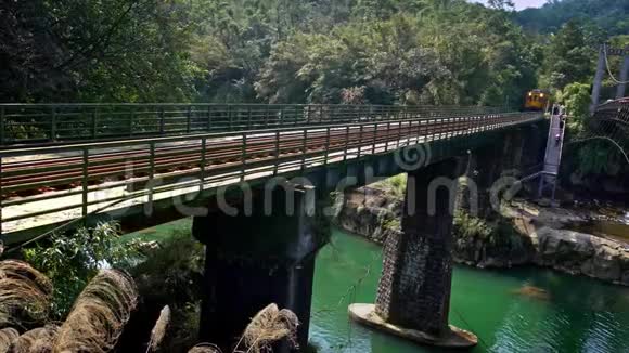 4列火车经过河上的桥穿过石芬山视频的预览图