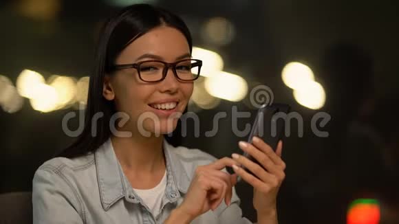 幸福的女人使用智能手机方便的移动在线服务的画像视频的预览图