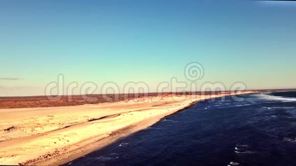 澳大利亚西部Gnaraloo沙丘和海滩的鸟瞰图视频的预览图