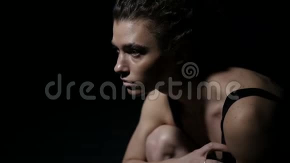 女人在黑暗中跳舞视频的预览图