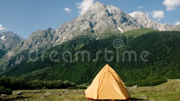 快乐的旅游女孩醒来举起双手打开帐篷眺望一座高山的背景视频的预览图