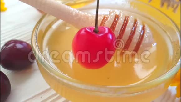 新鲜蜂蜜天然樱桃慢动作勺营养美味的灰色混凝土浆果甜点视频的预览图